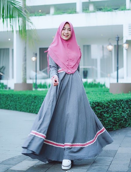 Perpaduan Warna Hijab Untuk Baju Abu