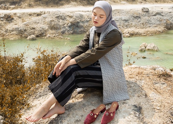 16 Paduan yang Cocok untuk Item Fashion Warna Abu-Abu
