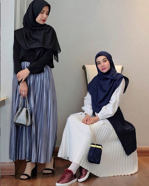 17 Kombinasi Paduan Baju Muslim dengan Pleated Skirt