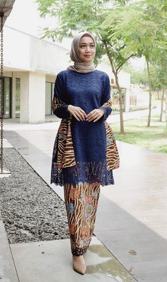 Warna Hijab  yang Cocok untuk  Baju  Muslim Warna Navy Gamis