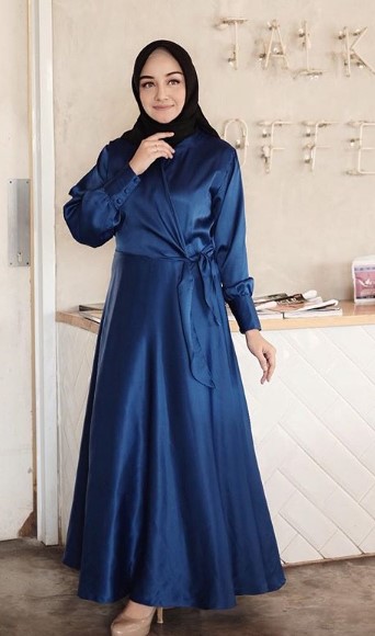 Warna Hijab yang Cocok untuk Baju Muslim Warna Navy Gamis