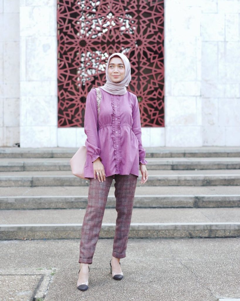  Warna Hijab yang Cocok untuk Baju Muslim Warna Ungu Gamis 
